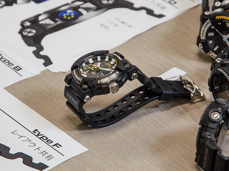 G-SHOCKらしい凹凸感のあるベゼルまわりの造形。デザイナーとエンジニアのこだわりの結晶。