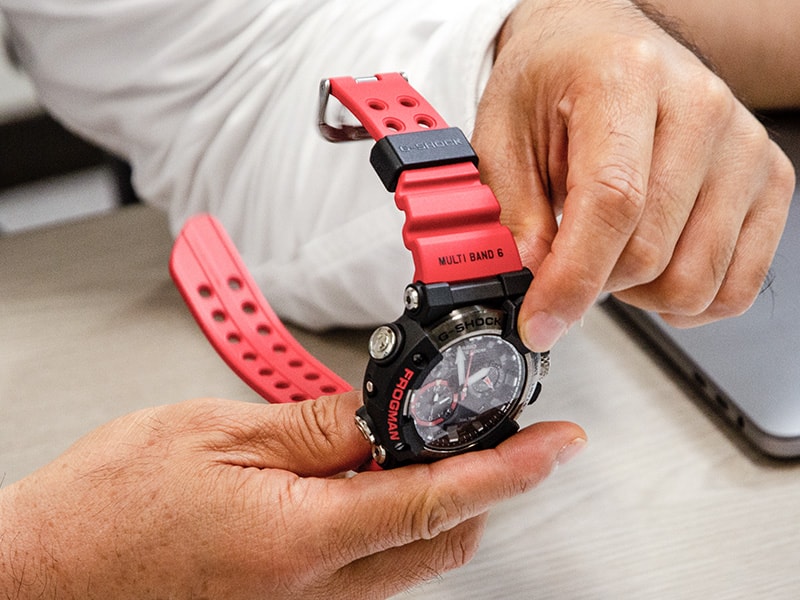 フッ素エラストマーバンドの採用はG-SHOCK初。長さも一般ユーザー向けに1ピッチ分短くした。